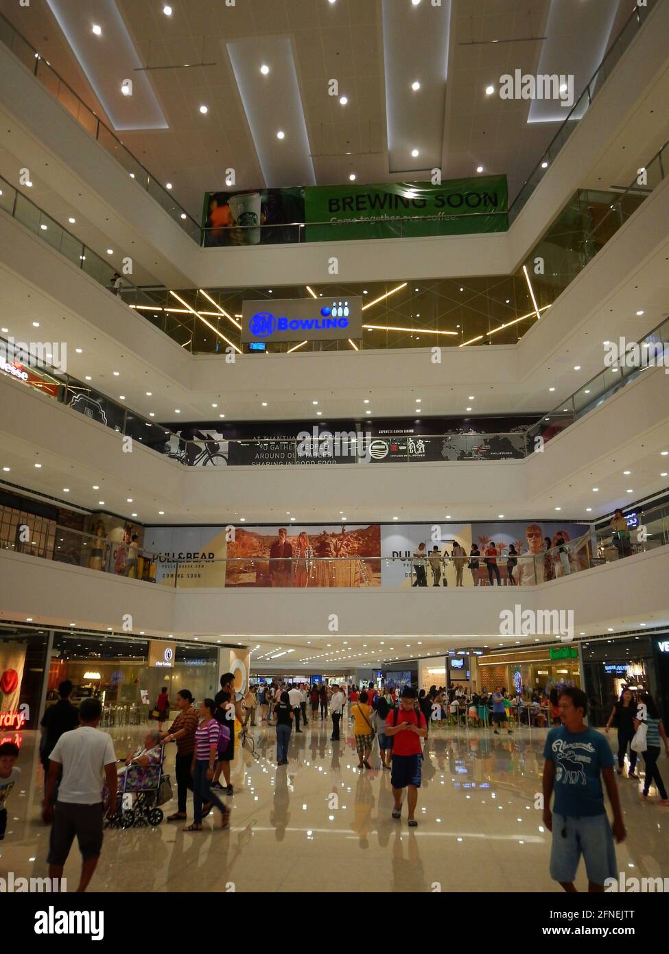 La gente che fa shopping in un enorme centro commerciale al coperto a Novaliches, Manila, Filippine Foto Stock