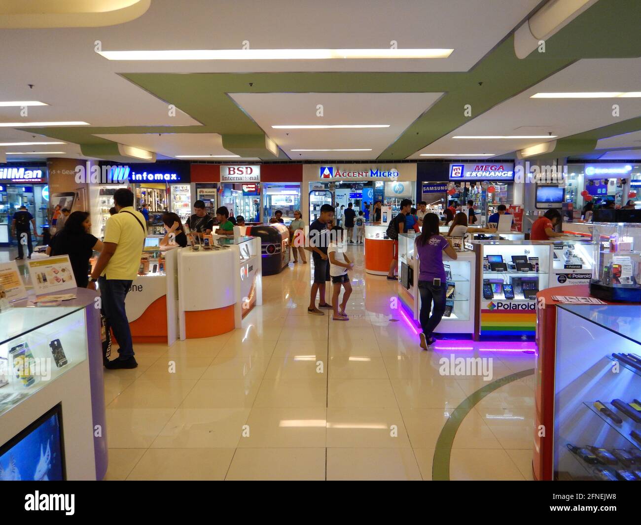 La gente che fa shopping in un enorme centro commerciale al coperto a Novaliches, Manila, Filippine Foto Stock