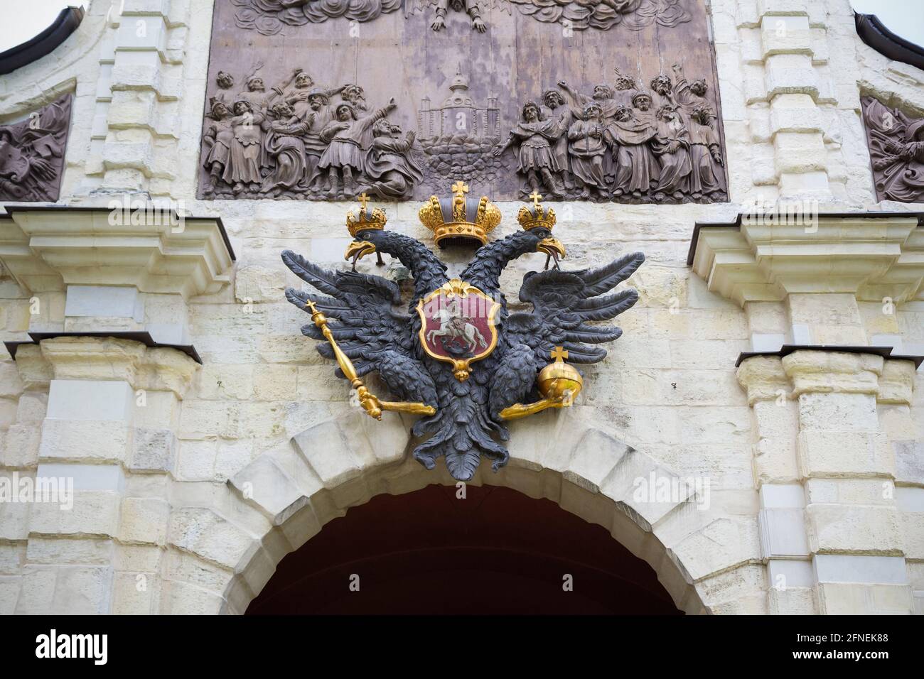 Stemma dell'impero russo aquila a doppia testa sopra le porte Museo Fortezza Pietro e Paolo - Russia, San Pietroburgo, agosto 2020 Foto Stock