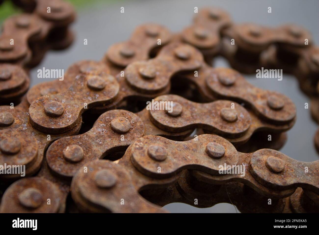Vecchia catena moto ruggine Foto stock - Alamy
