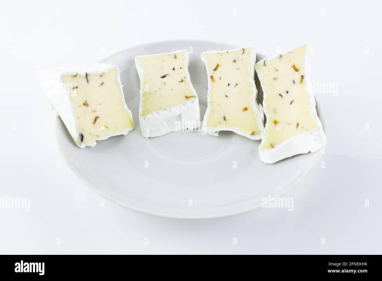 Formaggio con muffa bianca e stagionatura affettato su piatto bianco Foto Stock