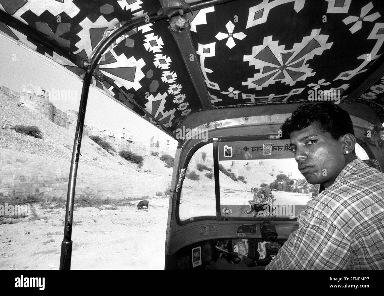 Giovane pilota autorickshaw ai piedi del forte Jaisalmer. [traduzione automatizzata] Foto Stock