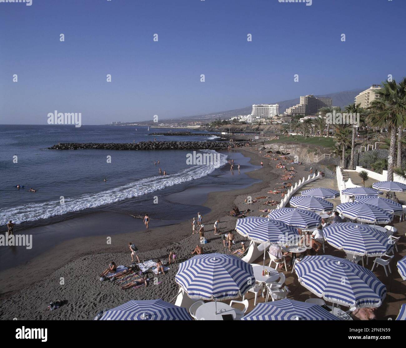 Turisti alla spiaggia Playa de las Americas. [traduzione automatizzata] Foto Stock