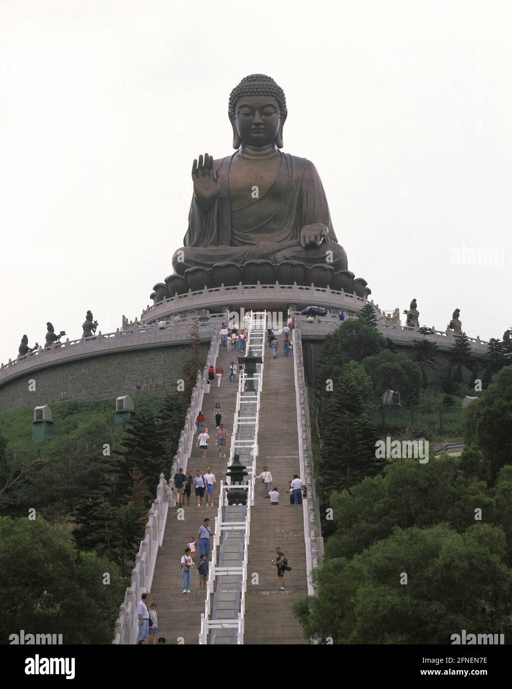 Una lunga scalinata conduce all'enorme statua di bronzo di un Buddha seduto del Tempio del Paradiso sull'Isola di Lantau a Hong Kong. [traduzione automatizzata] Foto Stock