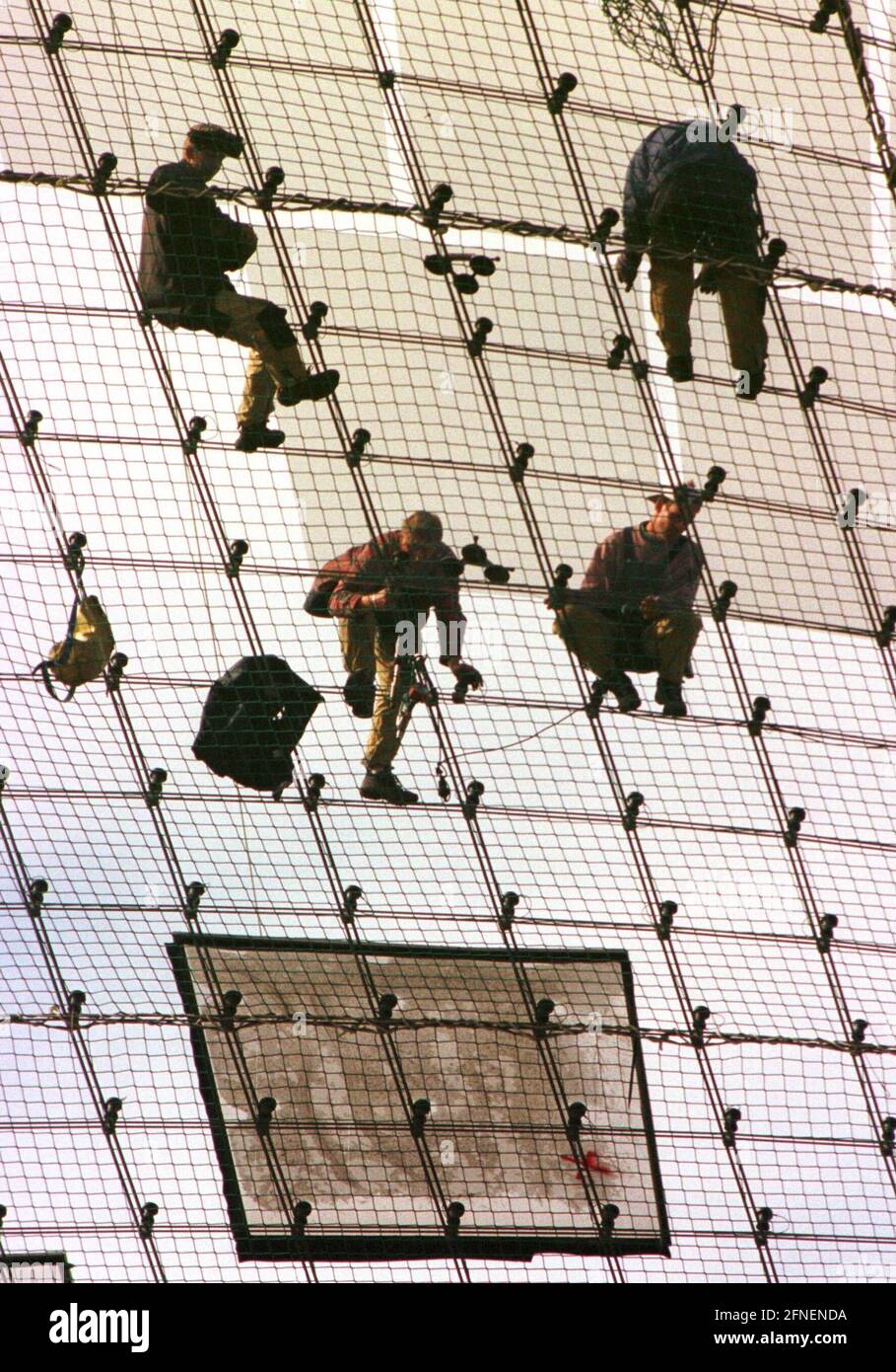 Lavori di ristrutturazione del tetto in plexiglas nello Stadio Olimpico di Monaco. [traduzione automatizzata] Foto Stock
