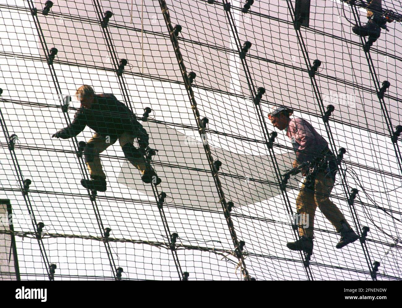 Lavori di ristrutturazione del tetto in plexiglas nello Stadio Olimpico di Monaco. [traduzione automatizzata] Foto Stock