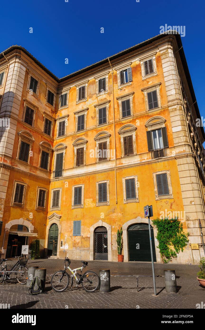 Vista tipica dei tradizionali vecchi edifici residenziali di Roma, Italia Foto Stock