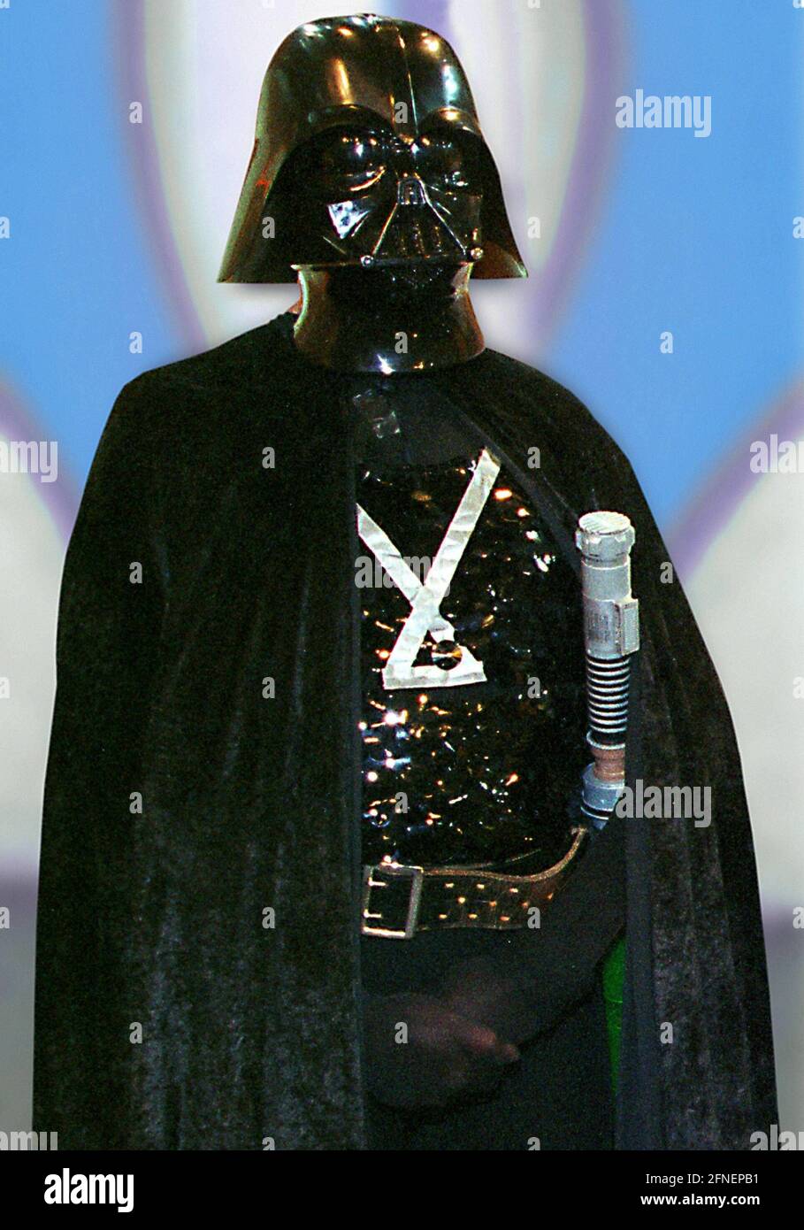 L'avanguardia dei guerrieri stellari ha da tempo raggiunto il vecchio mondo: Mentre il nuovo film di 'Star Wars' (episodio 1) sta già riempiendo la biglietteria negli Stati Uniti, i fan della fiaba spaziale sono sempre più sintonizzati qui in Germania per la prossima prima di settembre. La promozione del personale per il nuovo film Lucas è in pieno svolgimento. Foto: 'darth Vader'at una breve apparizione televisiva a Monaco.-Schulz, Hans-Rudolf [traduzione automatizzata] Foto Stock