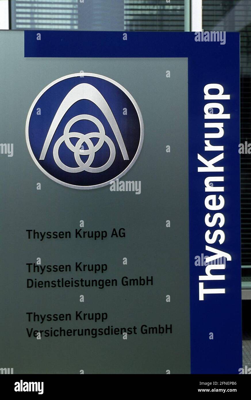 Nuovo logo Thyssen Krupp sulla torre di amministrazione Düsseldorf di Thyssen Krupp Stahl AG (giugno 1999) [traduzione automatica] Foto Stock