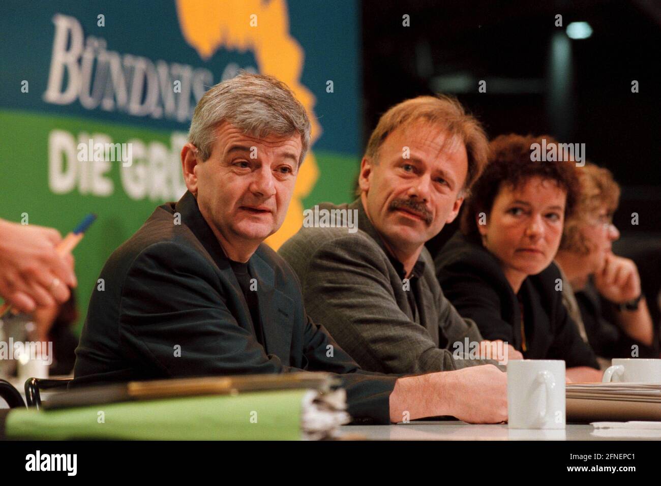 Joschka Fischer, Ministro federale degli affari esteri, Jürgen Trittin, Ministro federale dell'ambiente, e Angelika Beer, membro del Bundestag, portavoce della politica di difesa per il gruppo parlamentare BT, in una conferenza dei delegati federali del Bündnis 90/Die Grünen. [traduzione automatizzata] Foto Stock