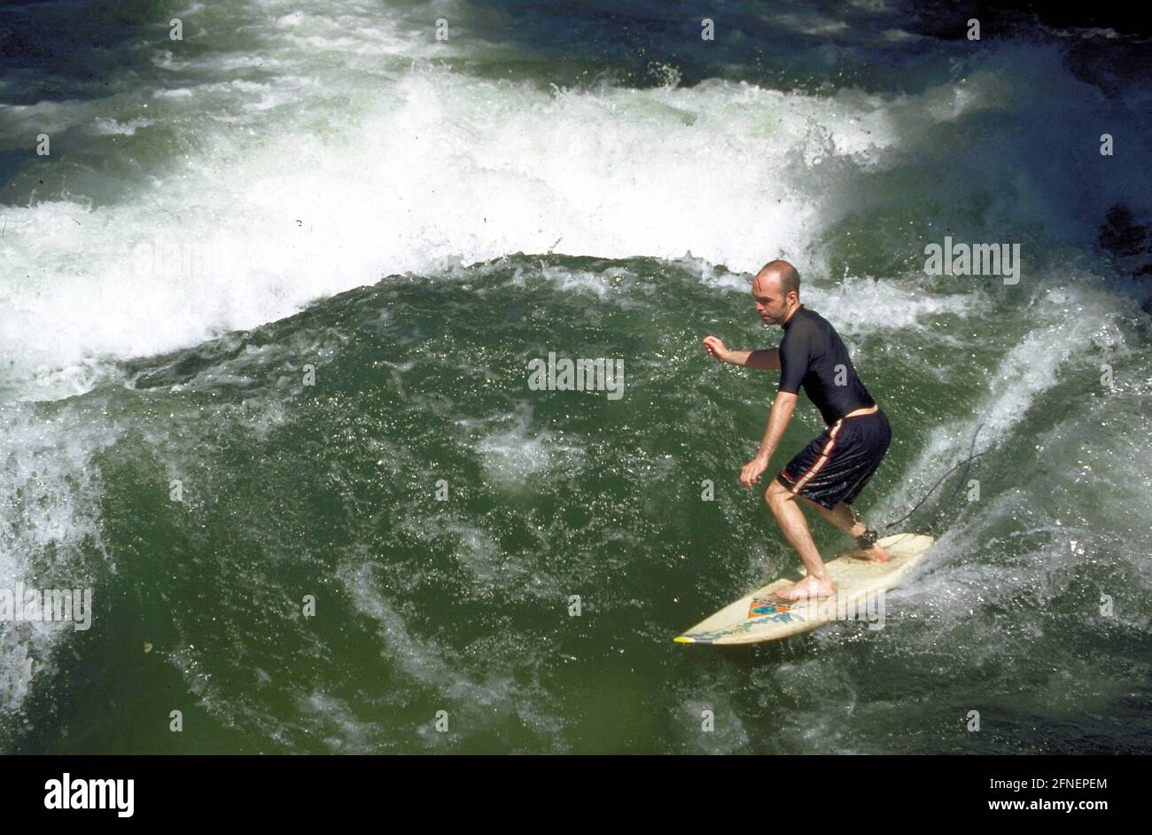 Surfers sull'Eisbach nel Giardino Inglese [traduzione automatizzata] Foto Stock