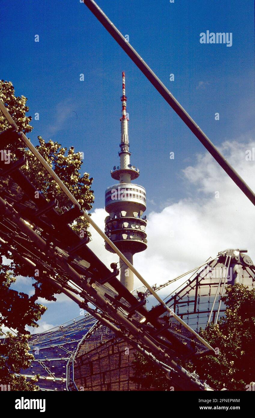 Vista della torre della televisione e della costruzione del tetto della tenda dello stadio olimpico. [traduzione automatizzata] Foto Stock