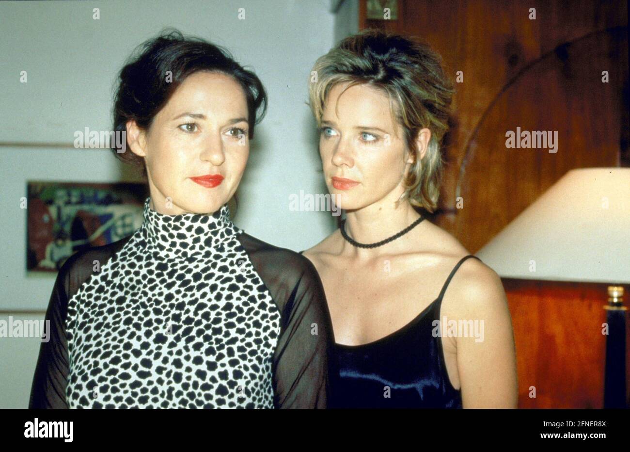 Charlotte Schwab come Katharina Nordberg (a sinistra) e Ann-Kathrin Kramer nel ruolo di Maren Rieger in una scena del film televisivo 'Die Konkurrentin' di Dagmar Hirtz (Germania 1997). [traduzione automatizzata] Foto Stock