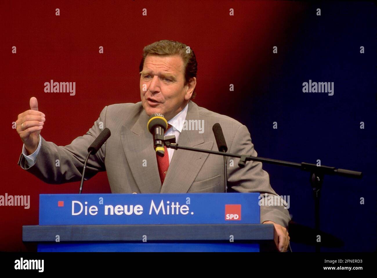 Campagna elettorale Bundestag 1998, SPD e 'Die neue Mitte': Cancelliere candidato Gerhard Schröder (SPD) durante il suo discorso in occasione di una campagna elettorale sul mercato di Brema il 31 agosto 1998. [traduzione automatizzata] Foto Stock