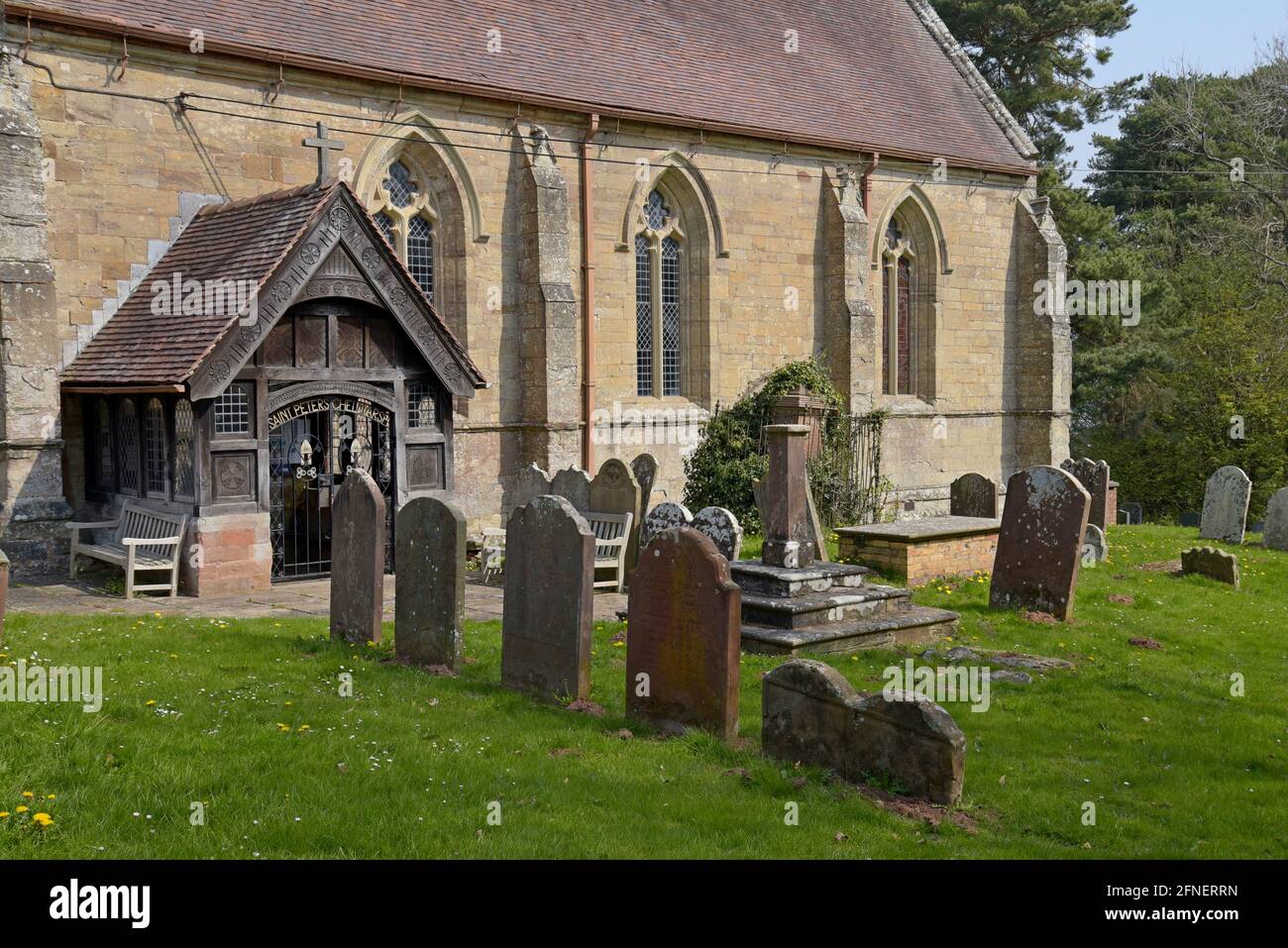 Lapidi intemperie e indossate fuori della chiesa di San Pietro, Chelmarsh, Shropshire, Regno Unito Foto Stock