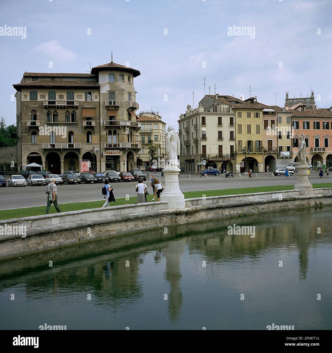 Il Prato della Valle di Padova. Il piccolo parco al centro, da cui è stata scattata la foto, è raggiungibile attraverso uno dei quattro ponti di pietra, ciascuno che attraversa il fossato circolare. [traduzione automatizzata] Foto Stock