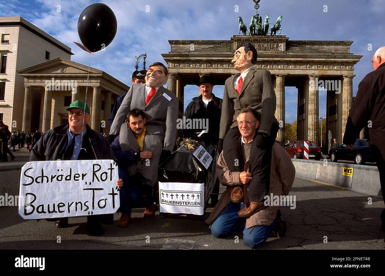 Gli agricoltori con bandiere manifestano alla porta di Brandeburgo a Berlino contro la politica di austerità del governo. [traduzione automatizzata] Foto Stock