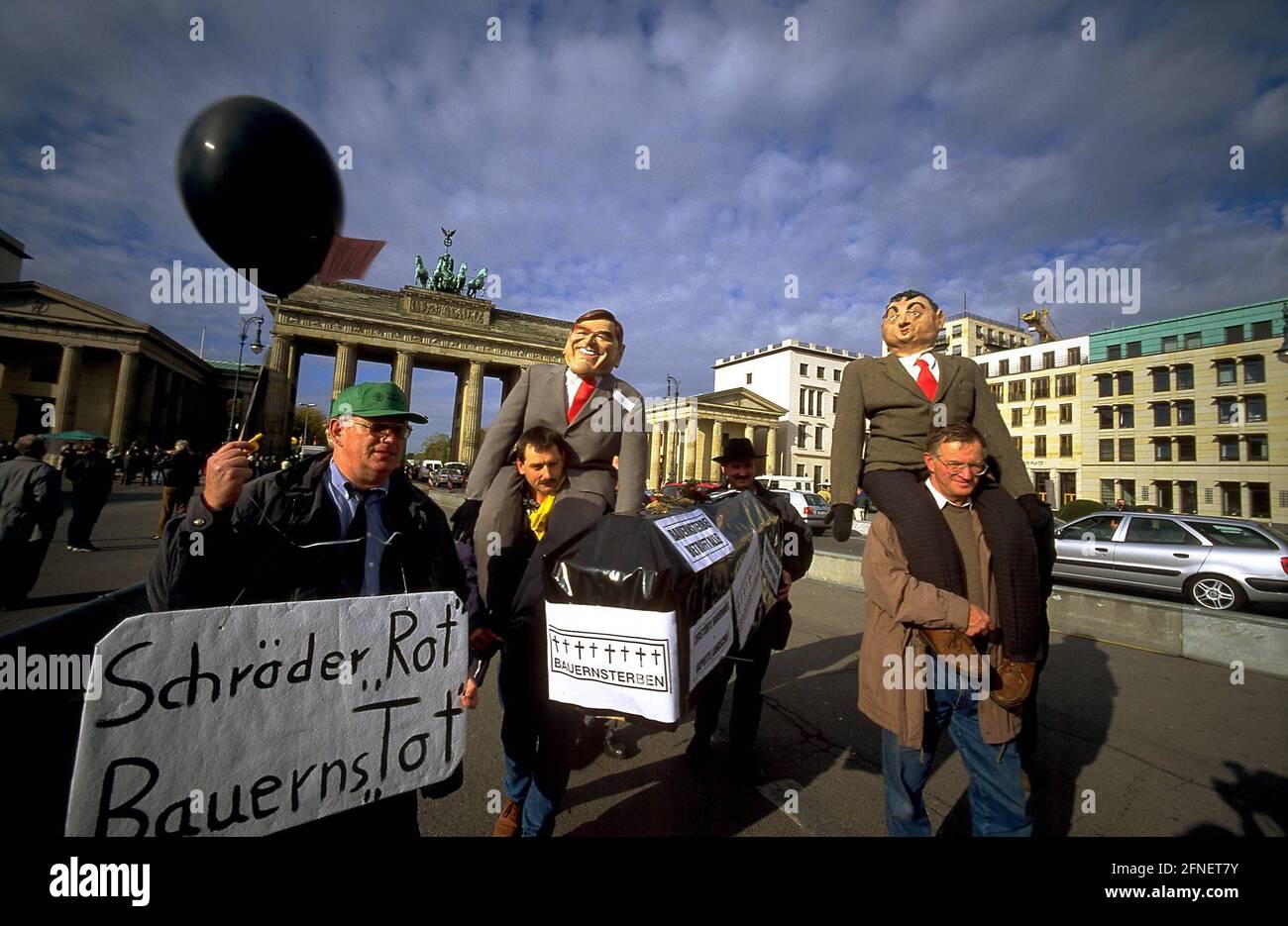 "Agricoltori - banche piggy della nazione?!" - gli agricoltori con bandiere manifestano alla porta di Brandeburgo a Berlino contro la politica di austerità del governo. [traduzione automatizzata] Foto Stock