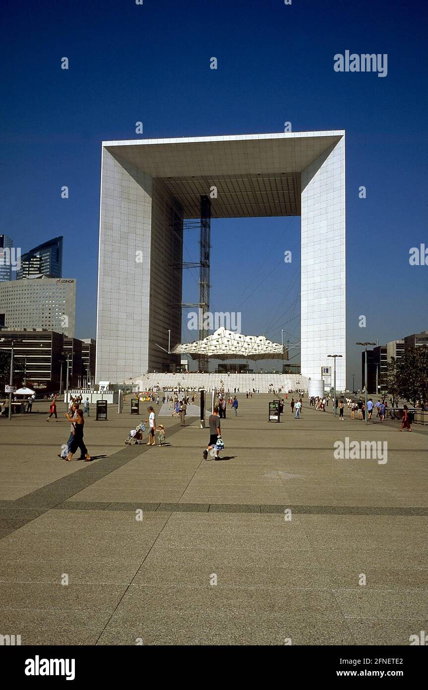 La Défense si trova fuori Parigi. Qui potete vedere la Grande Arche, la gloria coronante del quartiere artificiale di Parigi. L'Arca fu costruita da Johann-otto von Spreckelsen nel 1989 ed è alta 110 metri. La Grande Arche © 2016 Johan otto von Spreckelsen. Solo per uso editoriale! Solo per uso editoriale! [traduzione automatizzata] Foto Stock