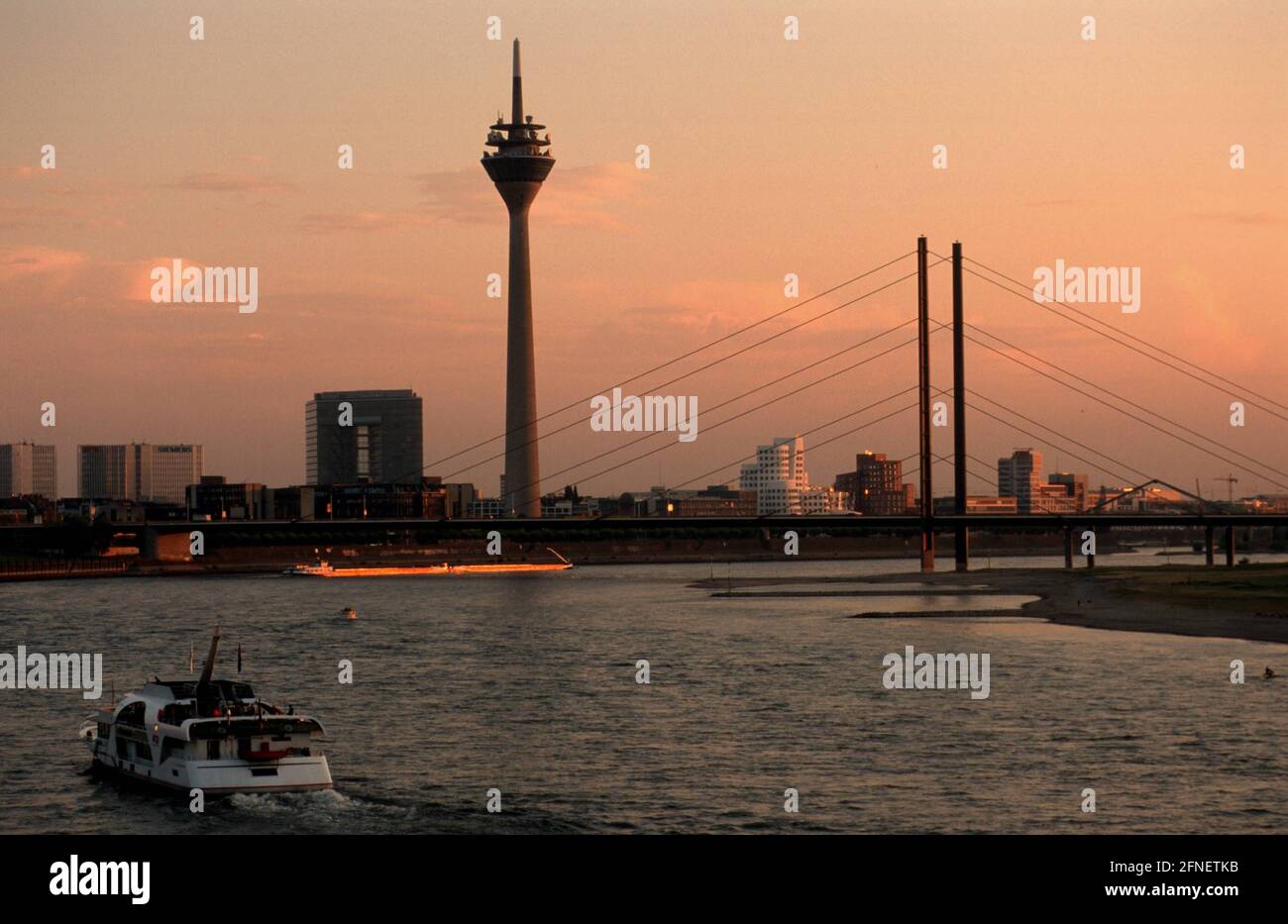 Vista sul Reno a Düsseldorf al tramonto. Al centro si può vedere la Rheinkniebrücke, a sinistra del Fernsehturm lo Stadttor, E a destra della torre il Neue Zollhof, progettato dall'architetto americano Frank O. Gehry.n, RISERVATO ALL'USO EDITORIALE - MENZIONE OBBLIGATORIA DELL'ARTISTA ALLA PUBBLICAZIONE - SOLO PER USO EDITORIALE [traduzione automatizzata] Foto Stock