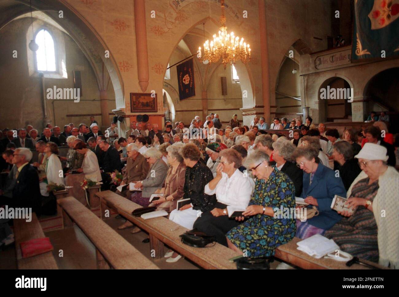 Servizio di culto in una chiesa luterana dilapidata nella comunità di Weidenbach (GHIMBAV), Transilvania, Romania. La maggior parte dei fedeli sono anziani. [traduzione automatizzata] Foto Stock