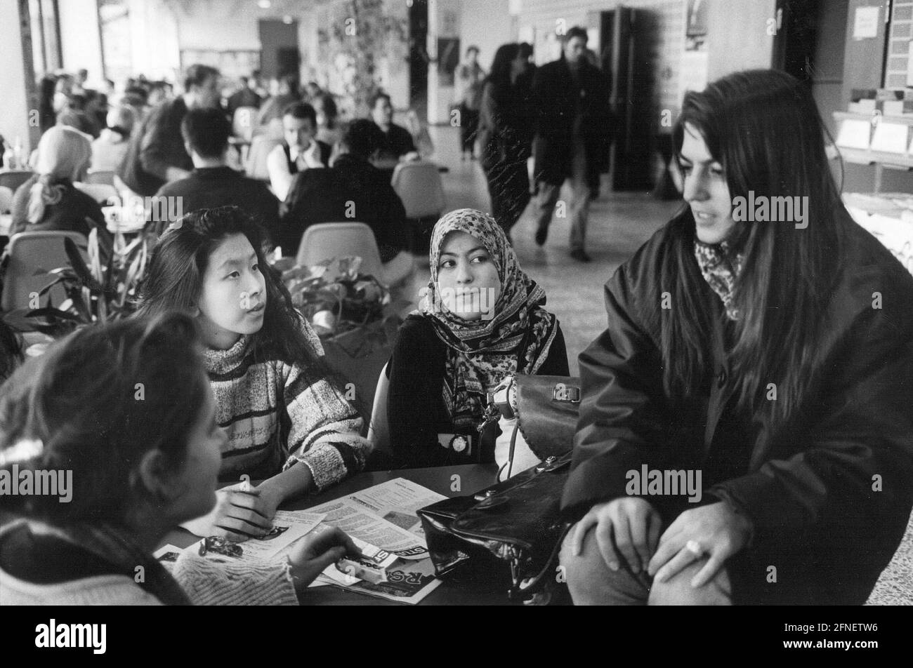 Studenti stranieri nella caffetteria dell'Università della Ruhr a Bochum. [traduzione automatizzata] Foto Stock