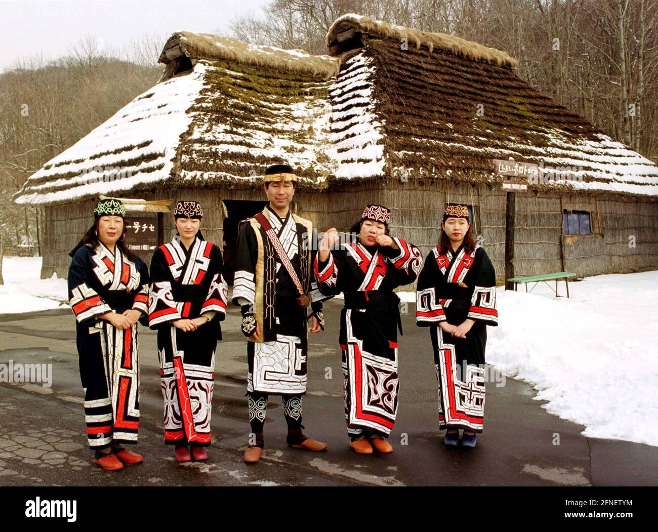 Un gruppo di danza con gli indigeni giapponesi (Ainu) al Museo Ainu di Shiraoi, gennaio 1999. [traduzione automatizzata] Foto Stock
