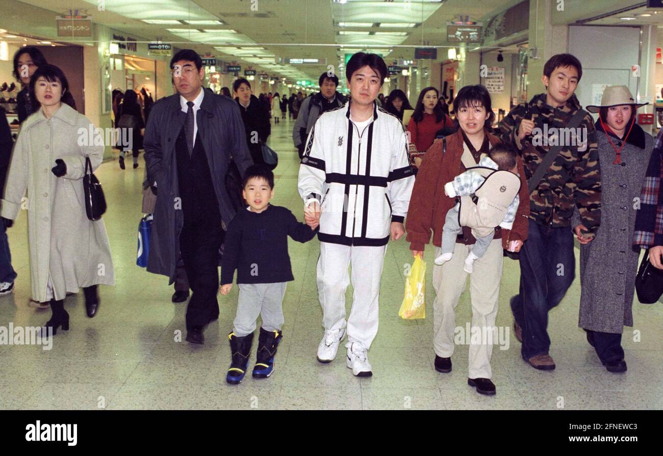 Persone in un centro commerciale a Sapporo. [traduzione automatizzata] Foto Stock