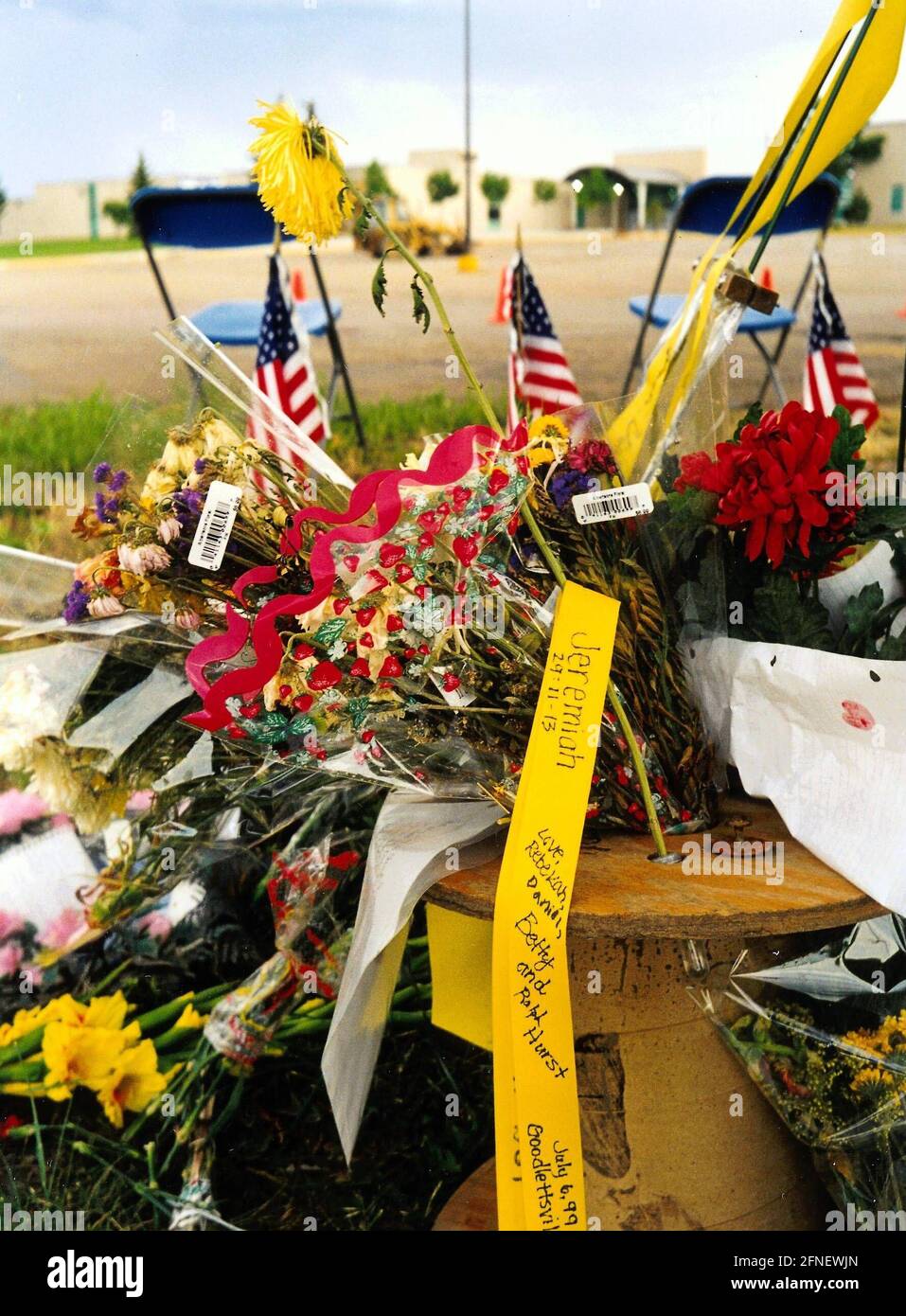 Assassination Memorial alla Columbine High School di Littleton (un sobborgo di Denver), dove due studenti, Eric Harris e Dylan Klebold, hanno ucciso 12 compagni di classe e un insegnante il 20 aprile 1999. [traduzione automatizzata] Foto Stock
