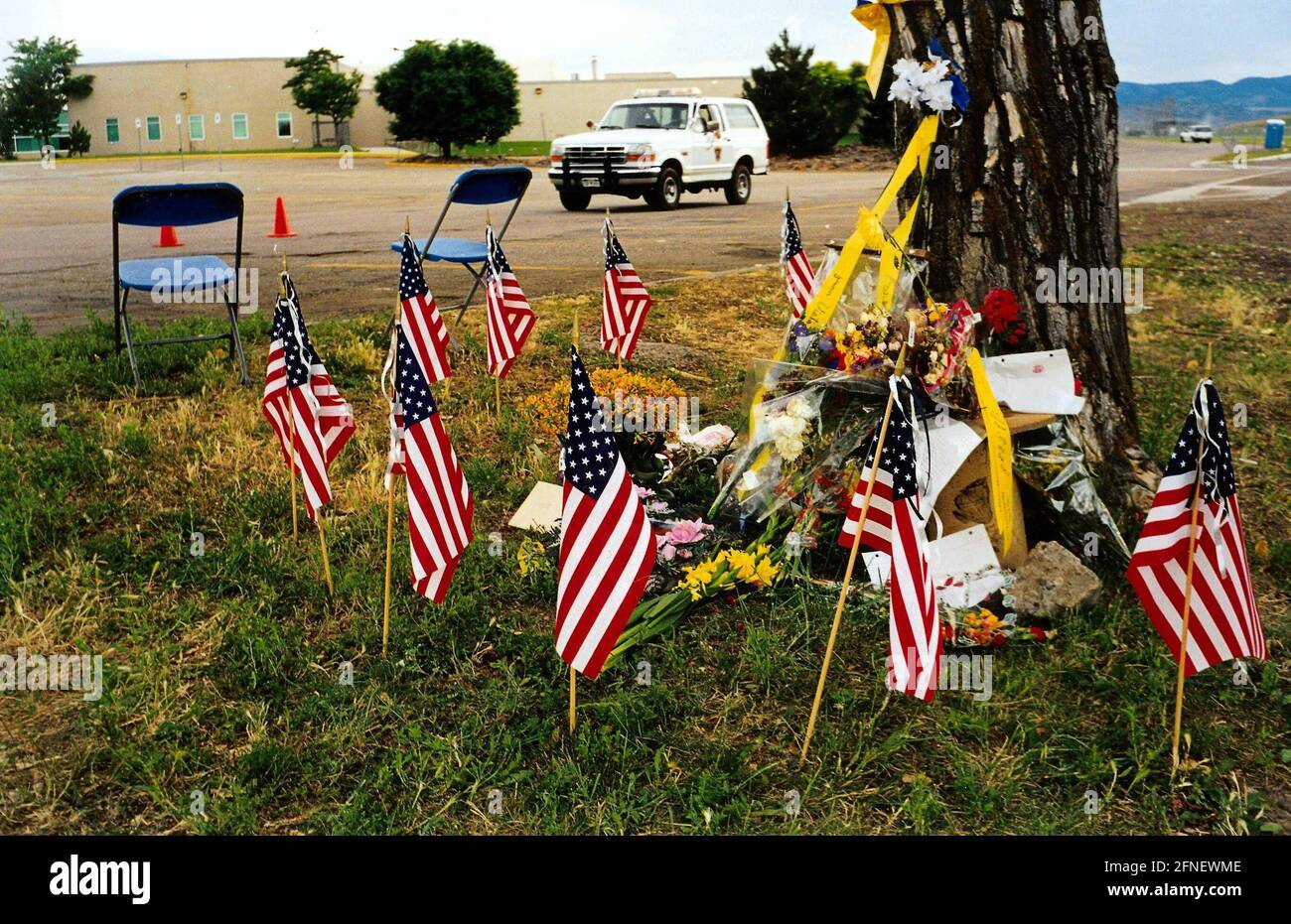 Assassination Memorial alla Columbine High School di Littleton (un sobborgo di Denver), dove due studenti, Eric Harris e Dylan Klebold, hanno ucciso 12 compagni di classe e un insegnante il 20 aprile 1999. [traduzione automatizzata] Foto Stock