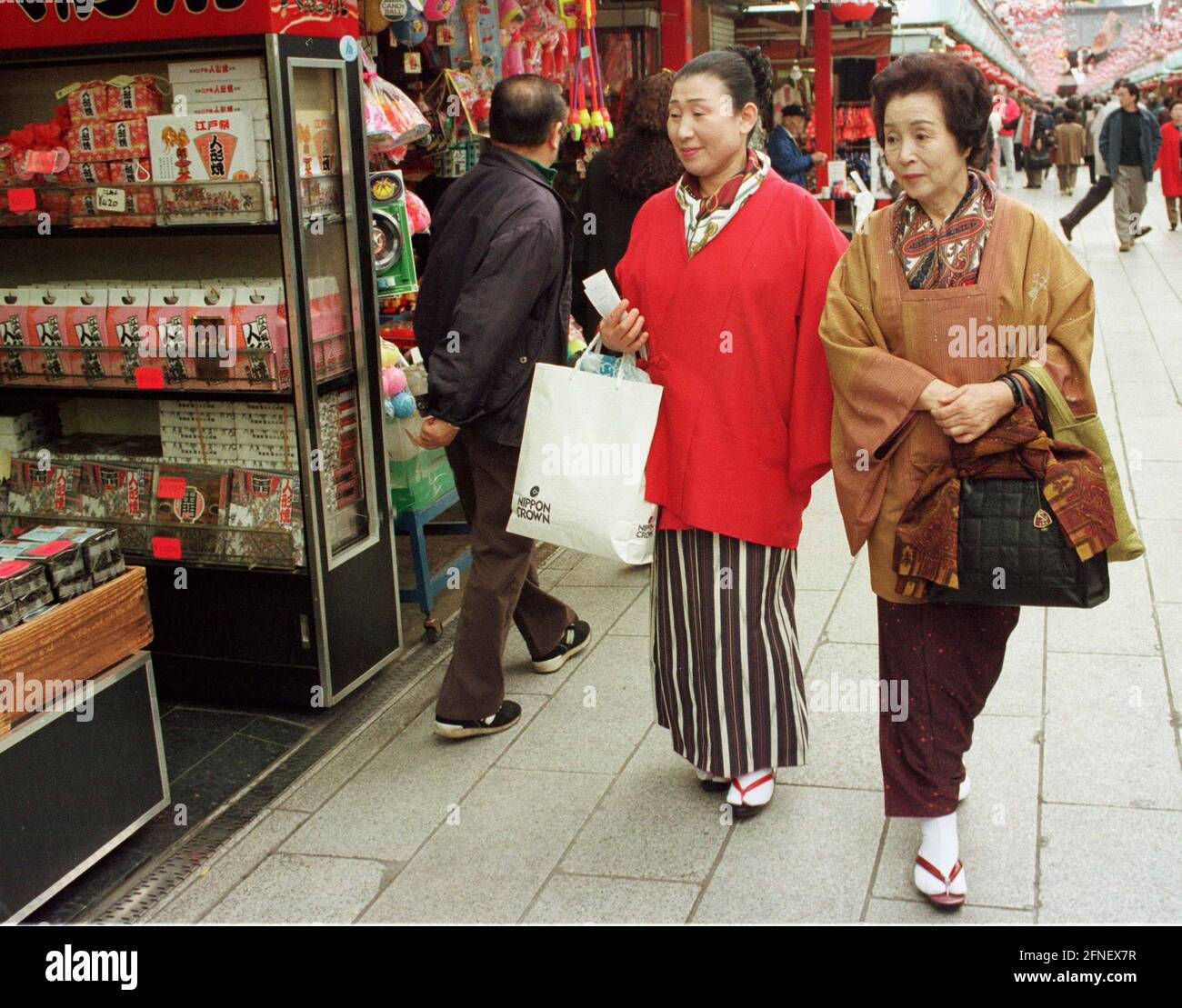 Due donne in un centro commerciale nel quartiere di Asakusa, Tokyo. [traduzione automatizzata] Foto Stock