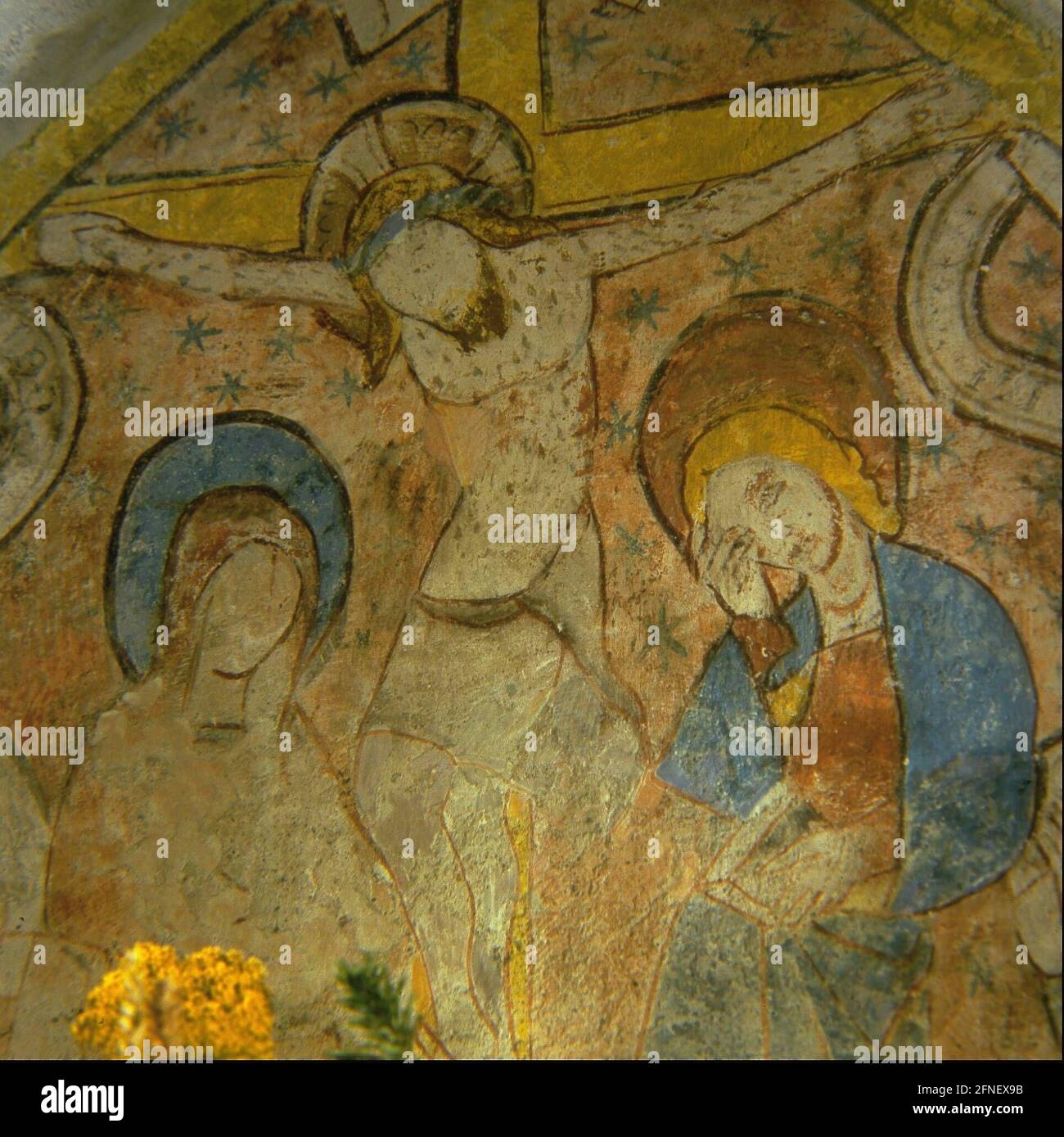 Affresco: Crocifissione di Cristo con Maria e Giovanni nella chiesa di pellegrinaggio di nostra Signora nella foresta di Serfaus/Tirolo, alta Valle d'Inn, Austria (XVI secolo, pittore sconosciuto). [traduzione automatizzata] Foto Stock