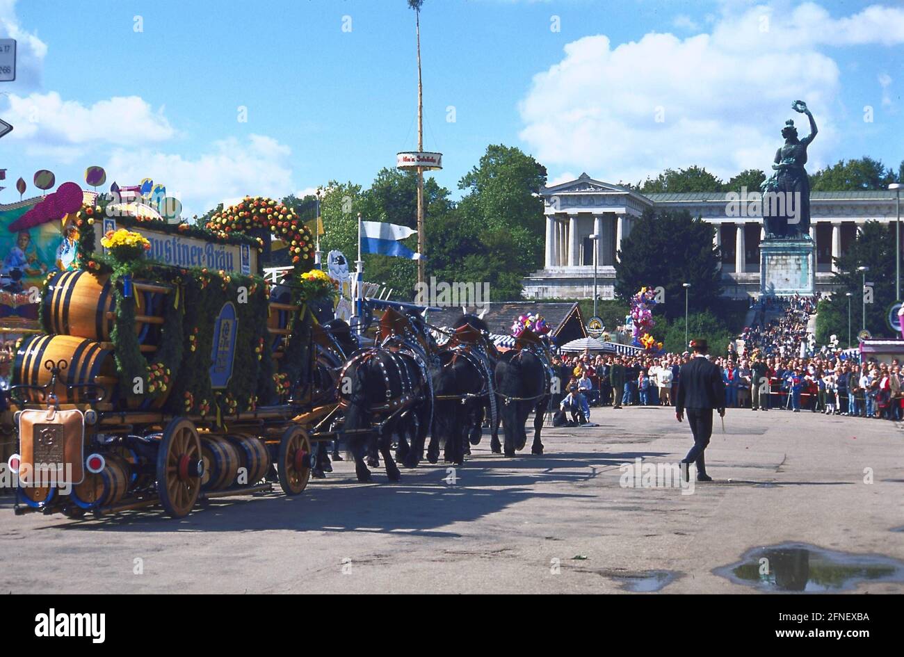 Processione di birrifici per l'apertura dell'Oktoberfest sul Theresienwiese a Monaco (1999). [traduzione automatizzata] Foto Stock