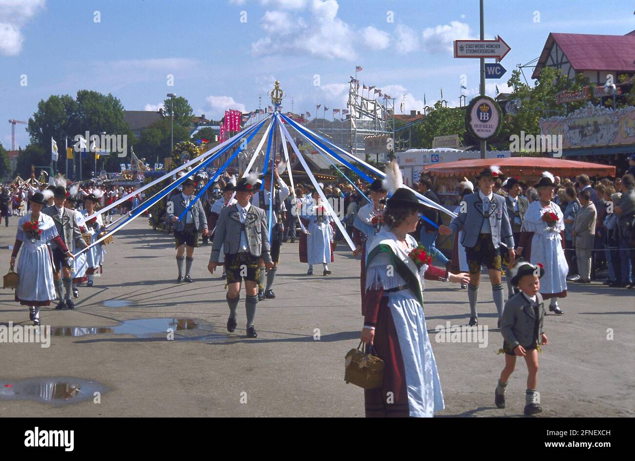 Tradizionale processione in costume per l'apertura dell'Oktoberfest sul Theresienwiese di Monaco (1999). [traduzione automatizzata] Foto Stock