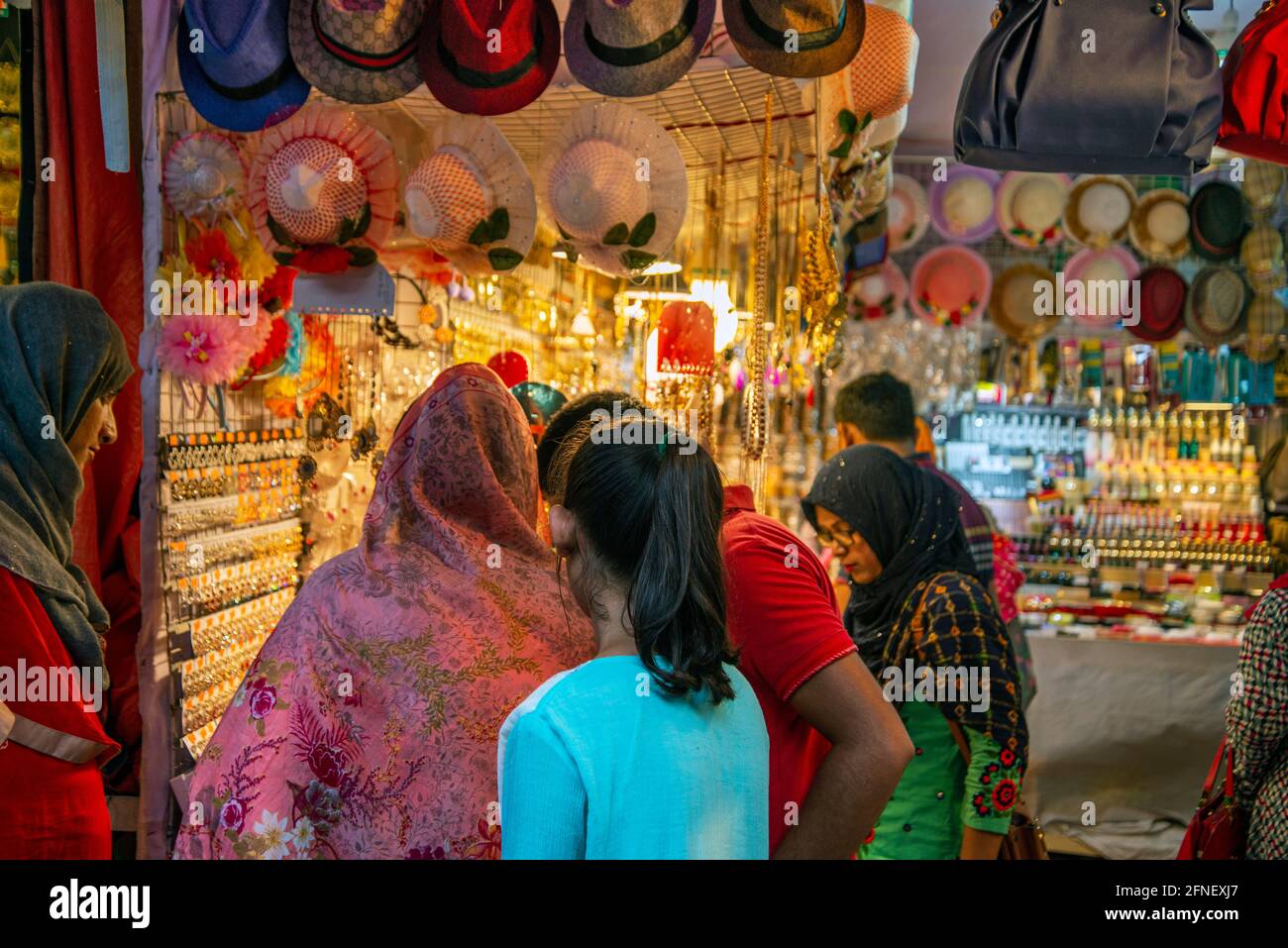 I visitatori si affollano alla Khulna International Trade Fair, che si tiene per un mese, presso la Khulna Circuit House di Khulna, Bangladesh. Foto Stock