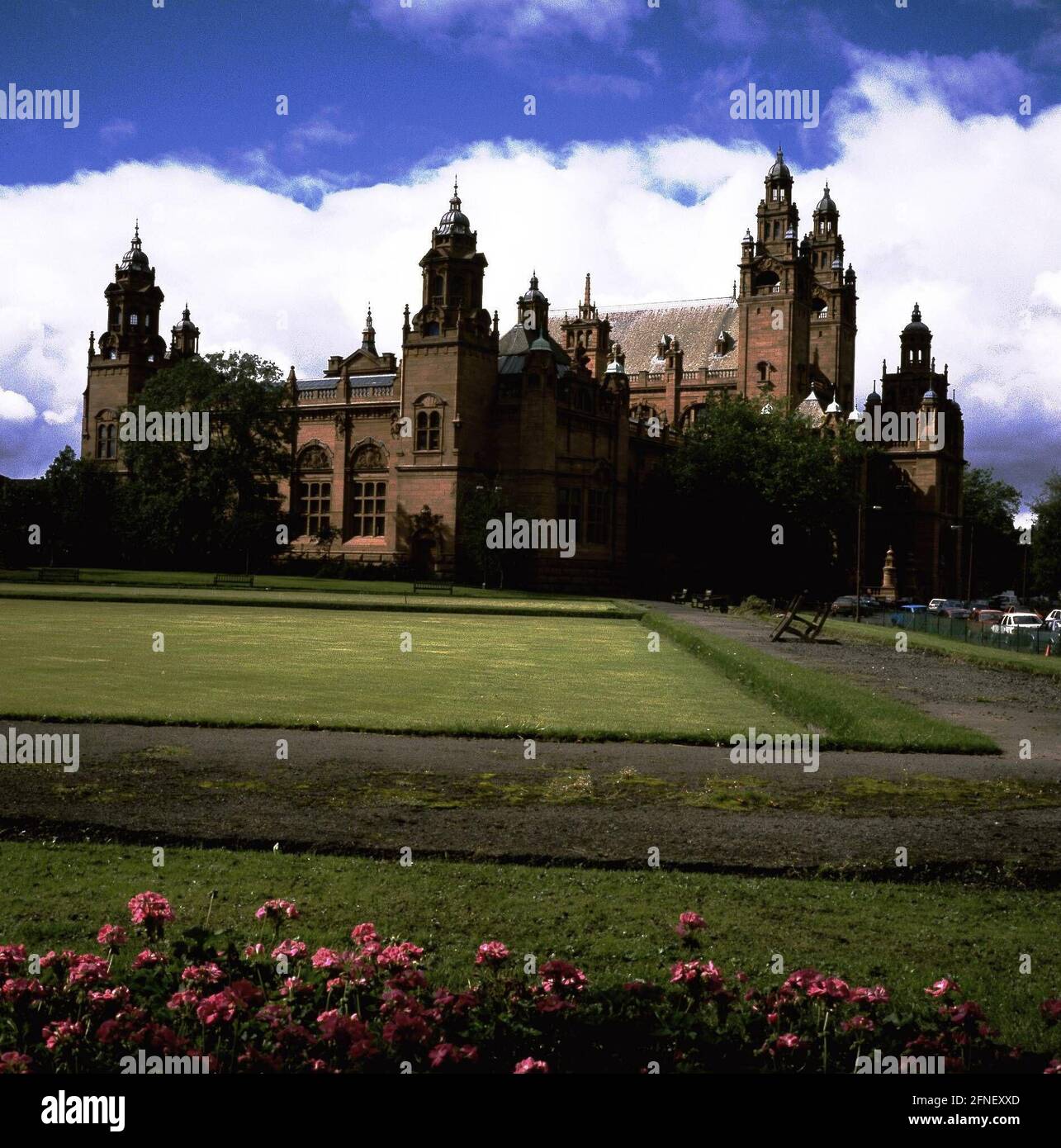 Scozia: Galleria d'Arte e Museo a Kelvingrove, Glasgow in stile rinascimentale francese. Parcheggia in primo piano. [traduzione automatizzata] Foto Stock