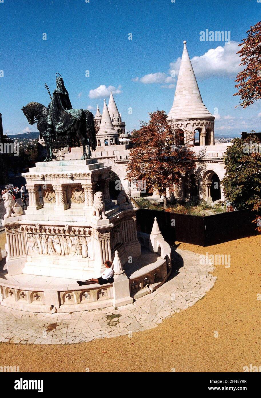 Bastione dei pescatori (costruito nel 1899-1905 da Frigides Schulek) e statua equestre di Santo Stefano, il primo re ungherese, a Budapest. [traduzione automatizzata] Foto Stock