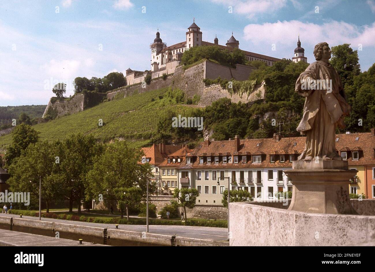 Il Marienfeste, situato sul lato sinistro del meno, è il punto di riferimento di Würzburg. Nell'VIII secolo fu attestato un castello sulla Marienberg, e anche il Marienkapelle, il più antico edificio centrale della Germania, risale a questo periodo. [traduzione automatizzata] Foto Stock