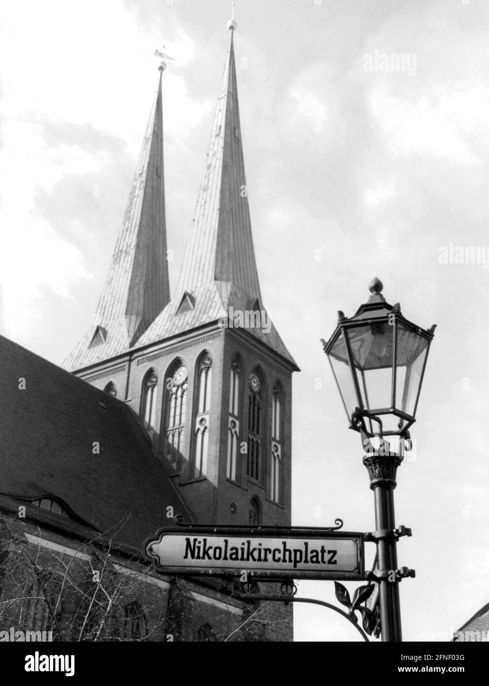 Il Nikolaikirche nel Nikolaiviertel - un punto di riferimento della vecchia Berlino. La Chiesa di Nikolai si trova nel più antico insediamento. La sala in mattoni tardo gotica a tre navate è stata completata nel 1470 e ancora caratterizza l'area tra Spandauer Straße, Molkenmarkt, Mühlendamm, Spreeufer e Rathausstraße come un edificio eccezionale. L'edificio originale fu eretto intorno al 1230 e fu dedicato a San Nicola, il santo dei marinai e dei mercanti. Durante la seconda guerra mondiale, la chiesa fu gravemente danneggiata e la ricca decorazione interna cadde vittima dei bombardamenti. Oggi la chiesa, che era Foto Stock