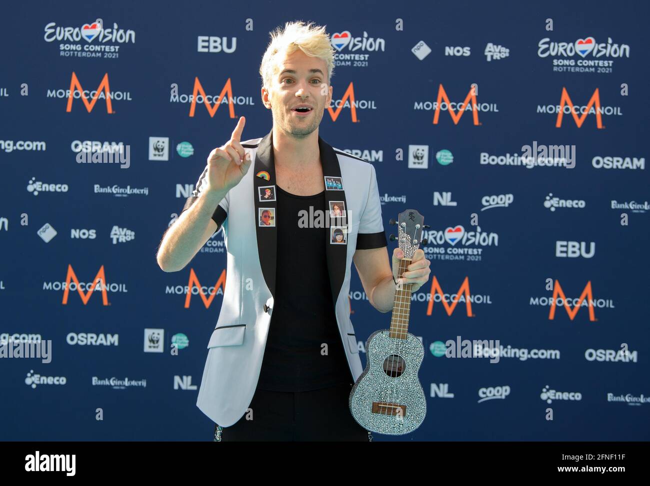 Rotterdam, Germania. 16 maggio 2021. Eurovisione Song Contest (ESC), serata di apertura 'Turqouise Carpet'. Il cantante e musicista Jendrik viene alla chiamata fotografica. L'artista di Amburgo rappresenta la Germania alla finale del CES con la canzone ''i don't feel hate'. Credit: Soeren Stache/dpa-Zentralbild/dpa/Alamy Live News Foto Stock