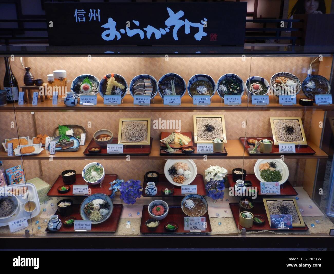 Banco di presentazione del cibo con finte bocce di cibo mock e varie zuppe a Tokyo, Giappone Foto Stock