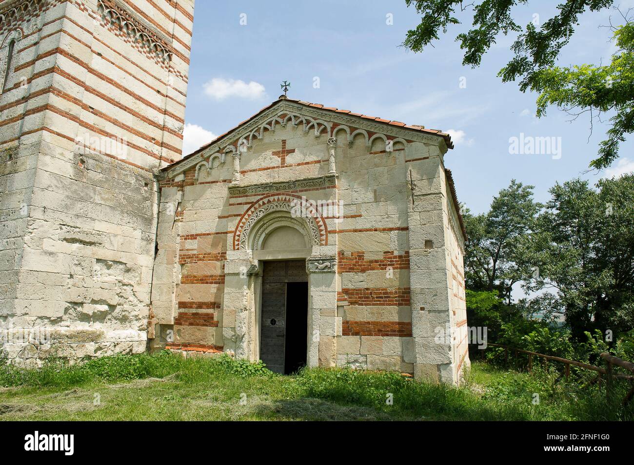 Italia, Europa, Piemonte, provincia di Asti, Montechiaro d'Asti. Chiesa romanica di S. Nazario e Celso. Foto Stock