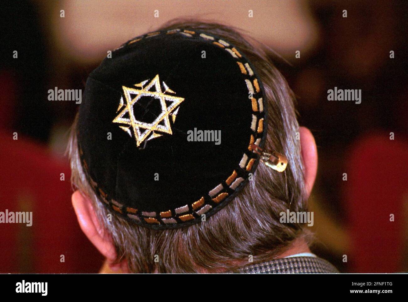 Il Kippah - testa religiosa che copre nel giudaismo. NBeliever durante un evento informativo nella comunità sinagoga di Colonia. [traduzione automatizzata] Foto Stock