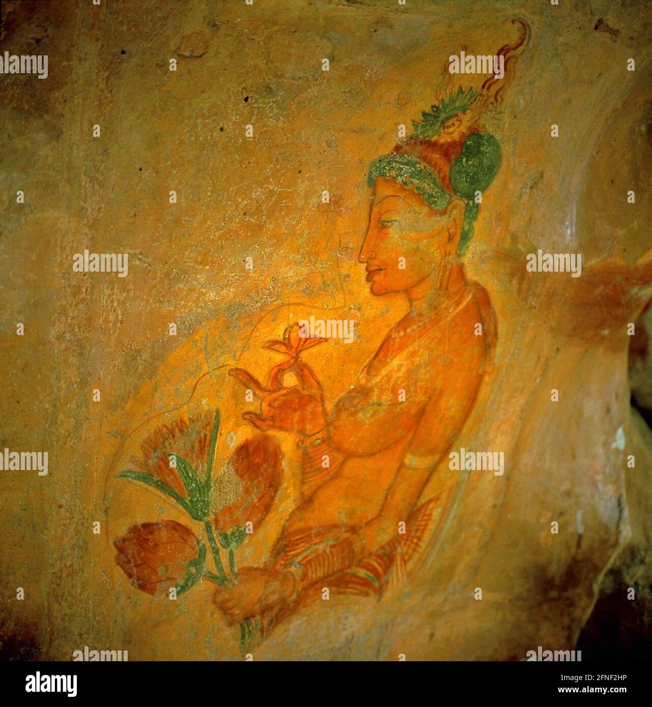 Le raffigurazioni di donne negli affreschi di Sigiriya sono tra le testimonianze più importanti dell'antica pittura singalese. Le rovine del palazzo reale con i suoi famosi murales sulla roccia di Sigiriya (roccia del Leone) alta 200 metri risalgono al V secolo. Il complesso è stato dichiarato Patrimonio dell'Umanità dall'UNESCO. [traduzione automatizzata] Foto Stock