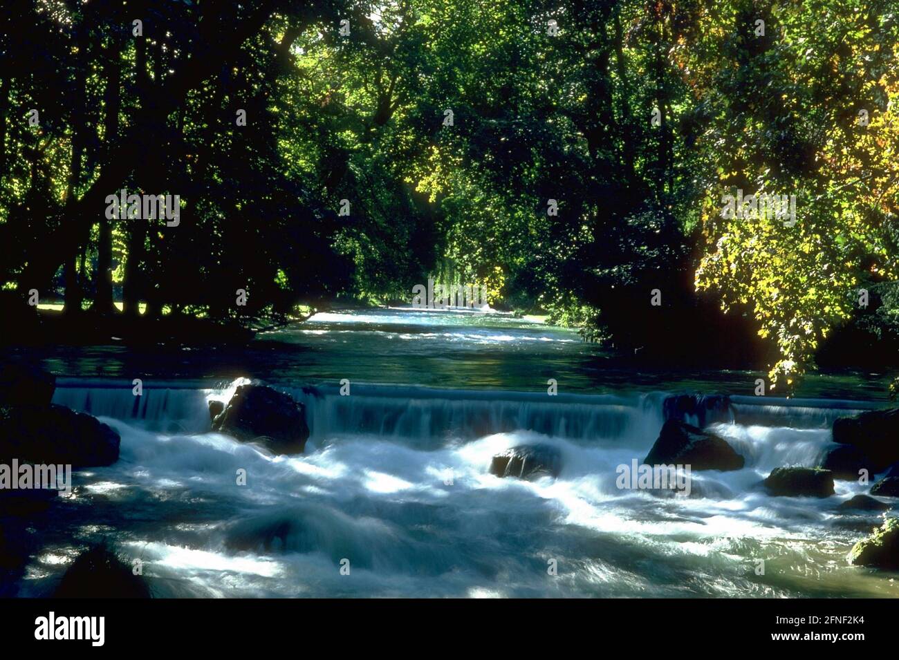 L'Eisbach nel Giardino Inglese di Monaco. [traduzione automatizzata] Foto Stock