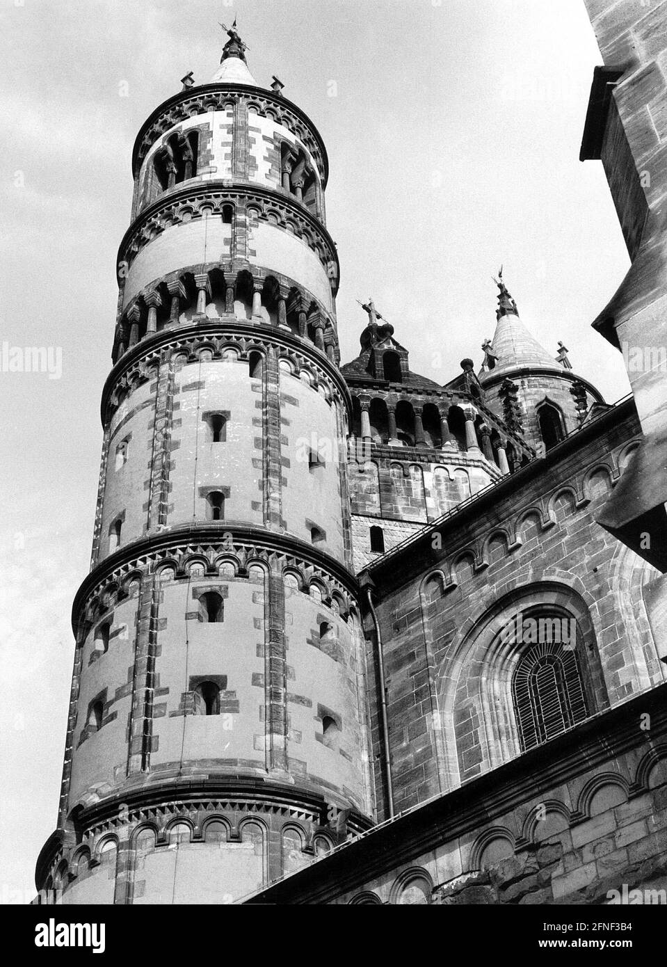 Torre della Cattedrale di Worms, la cui lunghezza è 111 m, l'altezza 57 m e la larghezza 28 m. Nulla rimane oggi della vecchia basilica di Worms del periodo franco. Al suo posto sorge la chiesa romanica di San Pietro e San Paolo, che fu costruita sotto il vescovo Burchard nel 12 ° secolo e infine consacrata nel 1181 d.C. [traduzione automatizzata] Foto Stock