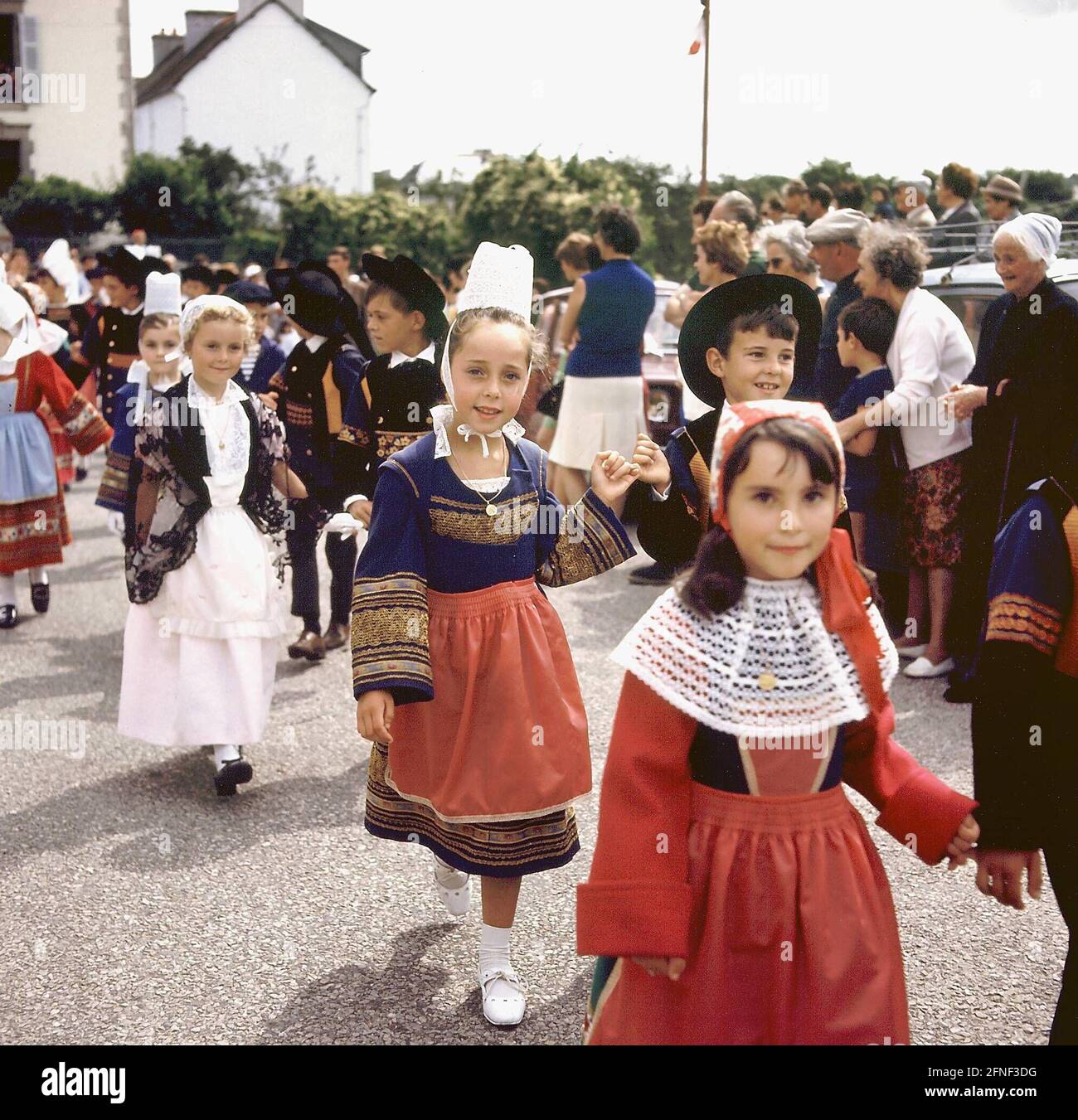 Ragazze e ragazzi in costume bretone. [traduzione automatizzata] Foto stock  - Alamy