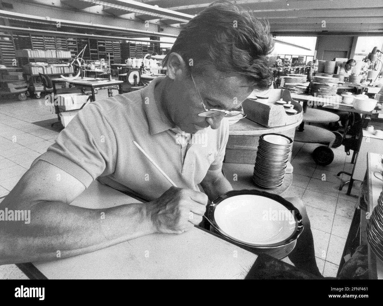 Il pittore di porcellana decora a mano piatti in porcellana Hutschenreuther. [traduzione automatizzata] Foto Stock