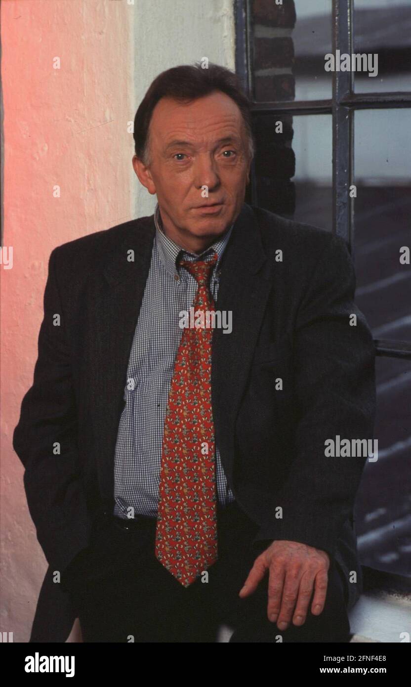 "Un particolare tipo di raccolta di libri è stata raccolta dall'attore e direttore teatrale PETER SODANN: Letteratura dell'ex DDR. Poco dopo la caduta del Muro nel 1989, fu in grado di impedire che lo stock di intere biblioteche finisca sulla punta dei rifiuti, così convertì la soffitta del nuovo Teatro di Halle/Saale, che dirige, in una biblioteca senza ulteriori indugi. Finora sono arrivati circa 20,000 libri, per lo più inviati da privati. Il personale di Sodann ha potuto registrare fino ad ora 5,000 copie. Il 64-year-old, la cui casa a Weinböhla vicino Dresda serve anche come un temporaneo Foto Stock