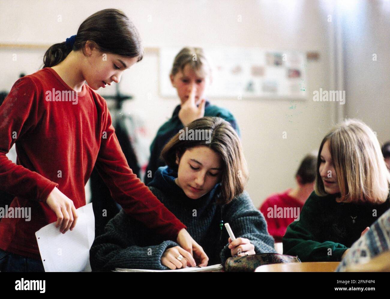 Gli studenti dell'8° grado della scuola Schiller-Gymnasium di Berlino-Charlottenburg nella loro lezione di tedesco. [traduzione automatizzata] Foto Stock